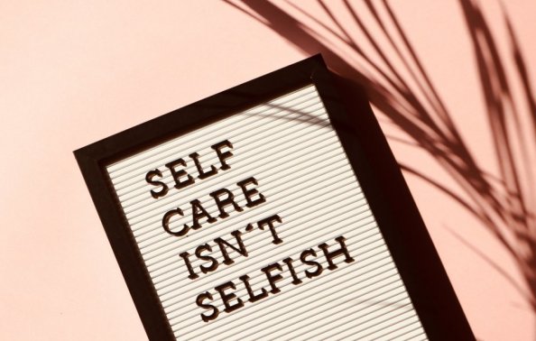 zeszyt z napisem: dbanie o siebie nie jest samolubne